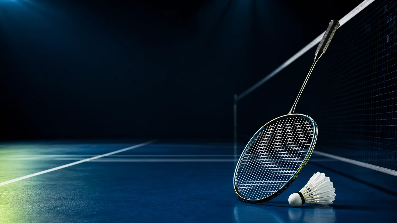 KI-generierte Darstellung eines Badmintonschlägers und Federballs auf einem Hallenfeld